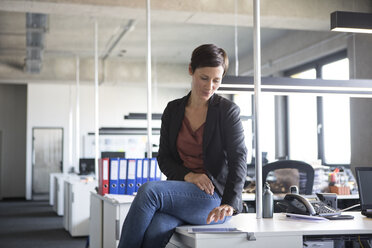 Geschäftsfrau im Büro mit Tablet - RBF05243