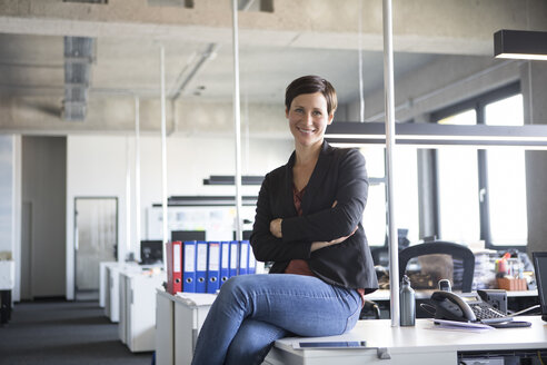 Porträt einer lächelnden Geschäftsfrau im Büro - RBF05244