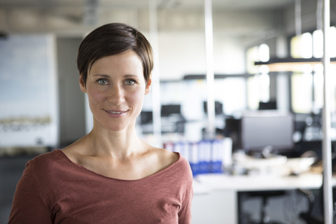 Porträt einer selbstbewussten Geschäftsfrau im Büro, lizenzfreies Stockfoto