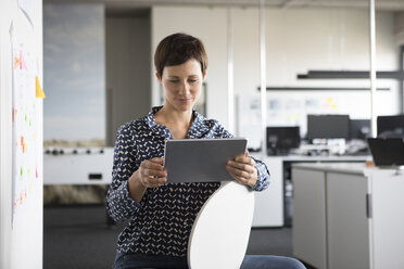 Businesswoman in office using tablet - RBF05253