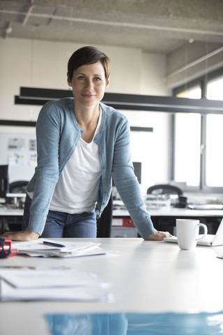 Porträt einer selbstbewussten Geschäftsfrau im Büro, lizenzfreies Stockfoto