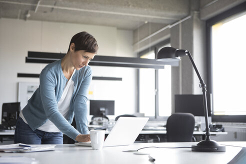 Geschäftsfrau im Büro mit Laptop - RBF05268