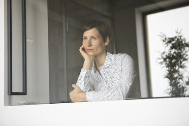 Frau schaut aus dem Fenster - RBF05273