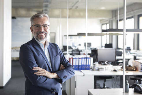 Porträt eines selbstbewussten Geschäftsmannes im Büro - RBF05293