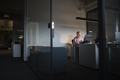 Geschäftsmann arbeitet lange im Büro - RBF05335