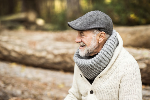 Glücklicher älterer Mann mit Mütze und Rollkragenpullover, lizenzfreies Stockfoto