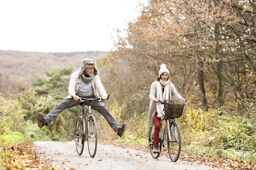 Älteres Paar bei einer Fahrradtour mit Hund im Herbst - HAPF01174