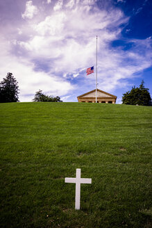 USA, Virginia, Arlington, Arlington National Cemetary, Grabstätte von Robert F. Kennedy, US-Flagge auf Halbmast - SMAF00605