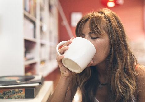Frau beim Kaffee trinken zu Hause - MGOF02677