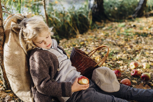 Hansel and Gretel, Boy in forest leaning against tree, sleeping - MJF02099