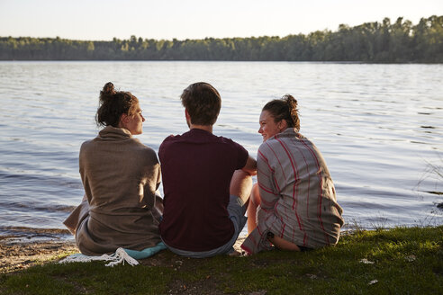 Freunde sitzen an einem See - FMKF03291