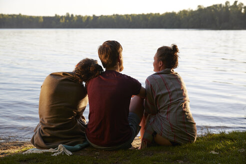 Freunde sitzen an einem See - FMKF03292