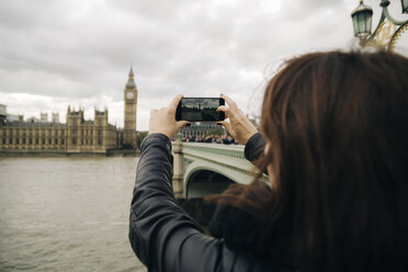 UK, London, woman taking picture of Big Ben and Houses of Parliament - JPSF00024