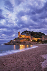 Spanien, Costa Brava, Tossa de Mar, Hauptstrand und alte Stadtmauer in der Abenddämmerung - ABOF00126