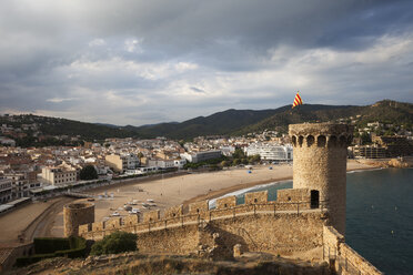 Spanien, Costa Brava, Tossa de Mar, Blick auf die Altstadt - ABOF00127