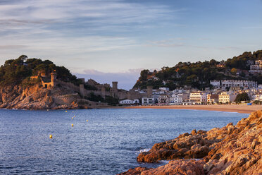 Spanien, Costa Brava, Tossa de Mar, Stadt und Mittelmeerküste bei Sonnenaufgang - ABOF00129