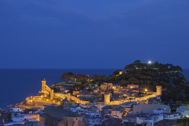 Spanien, Costa Brava, Tossa de Mar, Stadtbild bei Nacht - ABOF00133