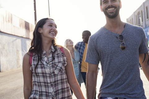 Zwei glückliche junge Paare, die im Freien unterwegs sind, lizenzfreies Stockfoto