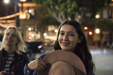 Zwei junge Frauen auf der Straße bei Nacht - WEST22197