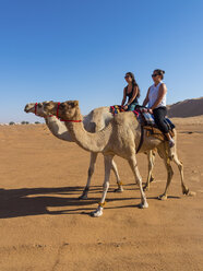 Oman, Al Raka, Rimal Al Wahiba-Wüste, zwei Frauen reiten auf Dromedaren - AMF05123