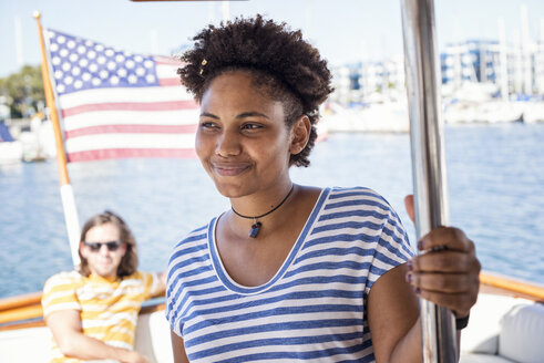Lächelnde junge Frau auf einer Bootsfahrt - WESTF22199