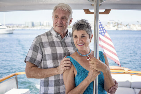 Lächelndes Paar auf einer Bootsfahrt - WESTF22205