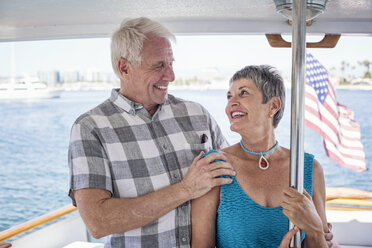 Lächelndes Paar auf einer Bootsfahrt - WESTF22207