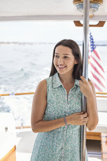 Lächelnde junge Frau auf einer Bootsfahrt - WESTF22210