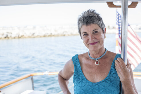 Lächelnde reife Frau auf einer Bootsfahrt - WESTF22211