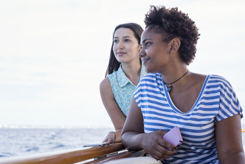 Zwei lächelnde junge Frauen auf einem Boot - WESTF22219