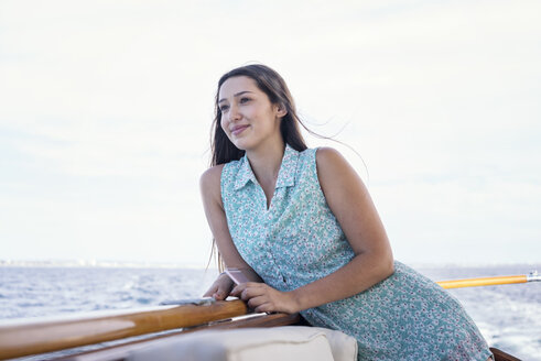Lächelnde junge Frau auf einem Boot - WESTF22220