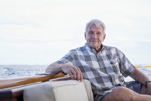 Älterer Mann auf einer Bootsfahrt - WESTF22224