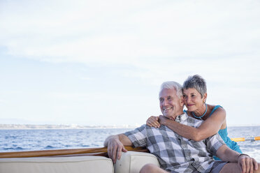 Lächelndes Paar auf einer Bootsfahrt - WESTF22234