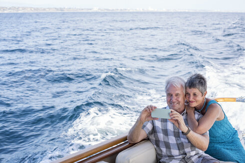 Lächelndes Paar auf einer Bootsfahrt, das ein Selfie macht - WESTF22237
