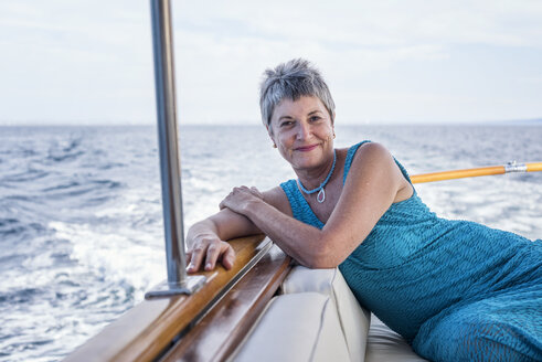 Lächelnde Frau auf einer Bootsfahrt - WESTF22246