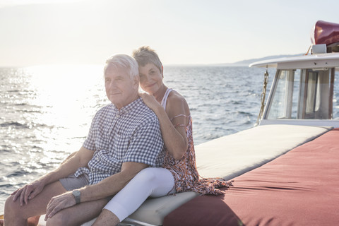Verliebtes Paar auf einer Bootsfahrt, lizenzfreies Stockfoto