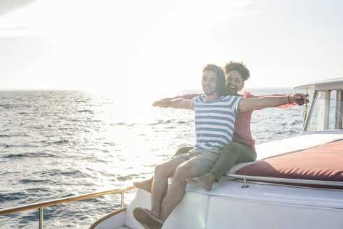 Glückliches junges Paar auf einer Bootsfahrt - WESTF22258