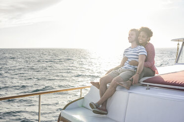 Glückliches junges Paar auf einer Bootsfahrt - WESTF22261