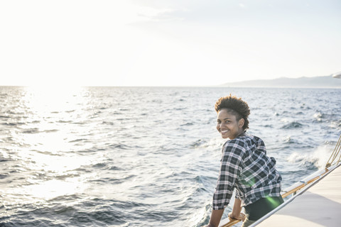 Lächelnde junge Frau auf einem Boot, lizenzfreies Stockfoto