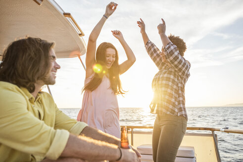 Fröhliche Freunde feiern eine Party auf einer Bootsfahrt - WESTF22276