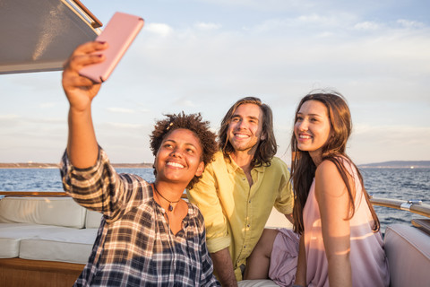 Freunde auf einer Bootsfahrt machen ein Selfie, lizenzfreies Stockfoto
