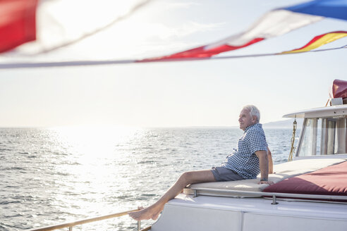 Älterer Mann auf einer Bootsfahrt - WESTF22281