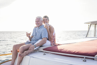 Happy couple having a drink on a boat trip - WESTF22285