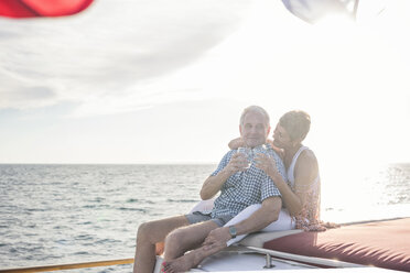 Glückliches Paar bei einem Drink auf einer Bootsfahrt - WESTF22287