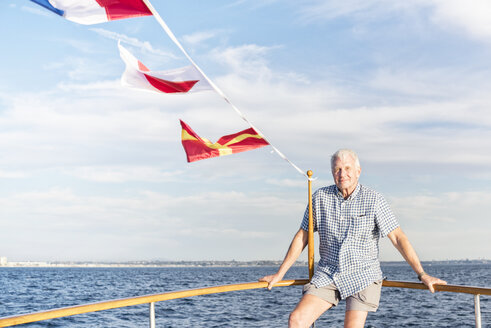 Selbstbewusster älterer Mann auf einem Boot - WESTF22289