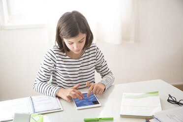 Mädchen macht Hausaufgaben mit Tablet - LVF05668
