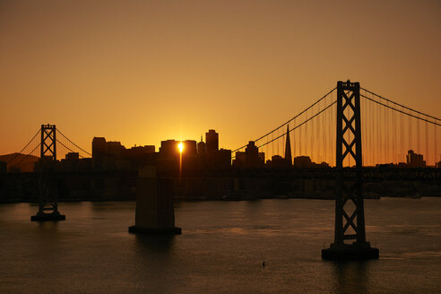 USA, San Francisco, Oakland Bay Bridge bei Sonnenuntergang - BCDF00238