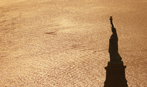 USA, New York City, Blick auf die Freiheitsstatue von oben, lizenzfreies Stockfoto