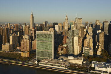 USA, New York City, Blick auf die Stadt mit dem Hauptquartier der Vereinten Nationen im Vordergund - BCDF00242