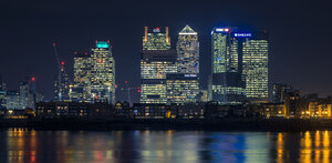 UK, London, Skyline von Canary Wharf bei Nacht von North Greenwich aus gesehen - MPAF00106